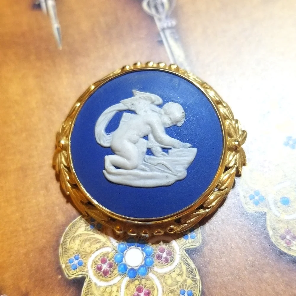 VTG Wedgewood Cameo Jasperware Gold Plated Brooch ~ Exquisite